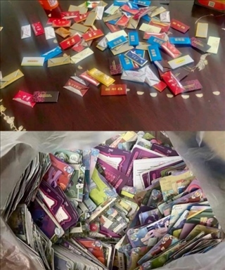 孩子們收集的煙卡、卡牌。受訪者供圖