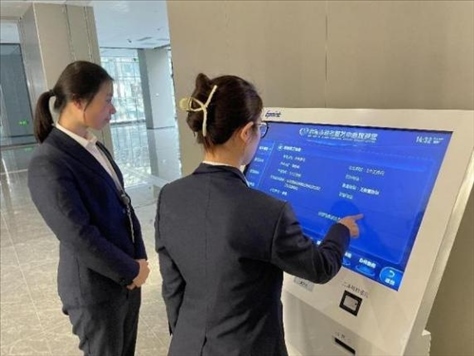 督查專(zhuān)班查看事項(xiàng)覆蓋“全不全”辦事流程“通不通”。 圖片來(lái)源：江蘇南通啟東市數(shù)據(jù)局