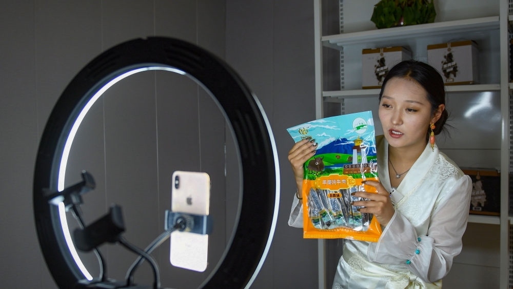 9月24日，果洛藏貢麻村村民多杰吉在進(jìn)行網(wǎng)絡(luò)帶貨直播。（潘彬彬 攝）