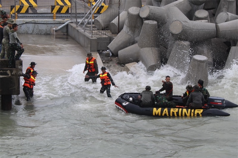 中印尼雙方海軍參演官兵協(xié)力將“落水人員”救上橡皮艇。周宇攝
