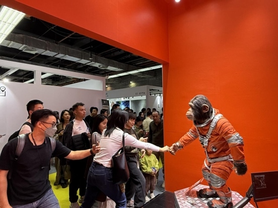 本土原創(chuàng)公司JIN ARTS帶領(lǐng)仿生機(jī)器人亮相廣州設(shè)計周11號館。（受訪者供圖）