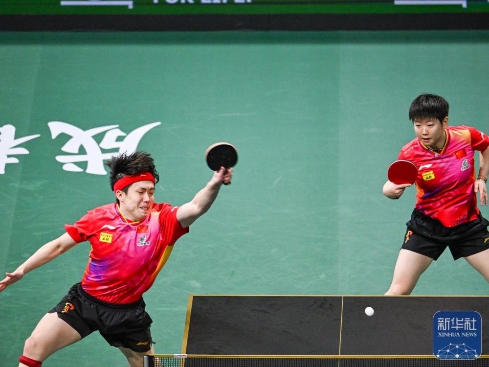 ↑中國隊組合王楚欽（左）/孫穎莎在混雙比賽中。新華社記者 王曦 攝