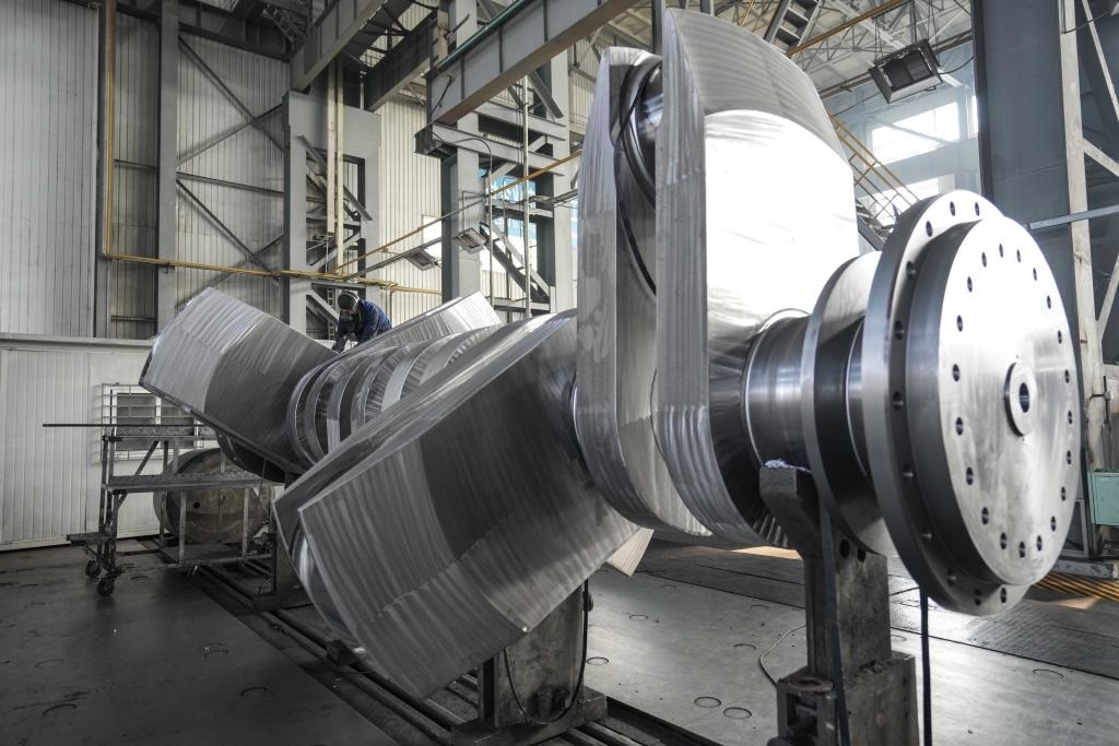 2024年1月11日，工人在大連華銳船用曲軸有限公司加工車間加工產(chǎn)品。新華社記者 潘昱龍 攝