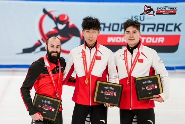 男子500米頒獎(jiǎng)儀式，中國(guó)選手孫龍(中)奪得冠軍，加拿大選手杜博伊斯(左)獲得亞軍，中國(guó)選手劉少昂獲得季軍。賽事組委會(huì)供圖