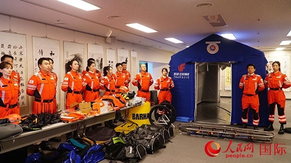 國(guó)航日韓支社捐贈(zèng)的專業(yè)救援裝備。人民網(wǎng) 蔣曉辰攝