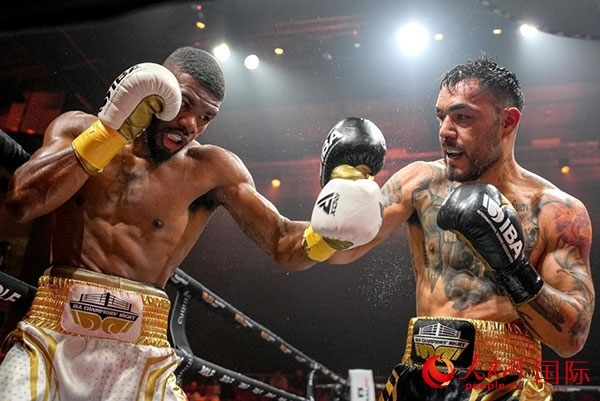 來自剛果民主共和國的帕特里克·穆卡拉（右）獲得了非洲80公斤級冠軍。人民網(wǎng) 塔里克·易卜拉欣攝