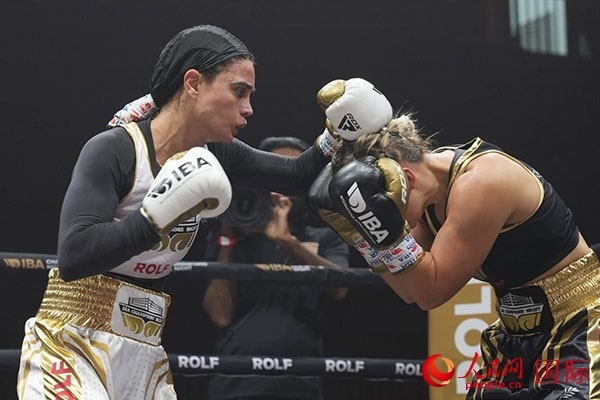 來自伊朗和羅馬尼亞的女選手進行了墊場賽。人民網(wǎng) 塔里克·易卜拉欣攝