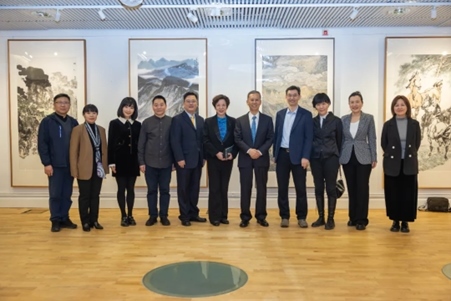中國駐瑞典大使崔愛民與畫展主辦方人員合影。中國駐瑞典大使館供圖