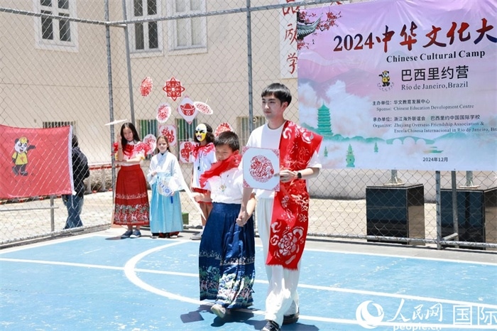 《SHOW美中華》通過國風(fēng)服飾走秀，將傳統(tǒng)文化與現(xiàn)代創(chuàng)意完美結(jié)合。人民網(wǎng)記者 陳海琪攝