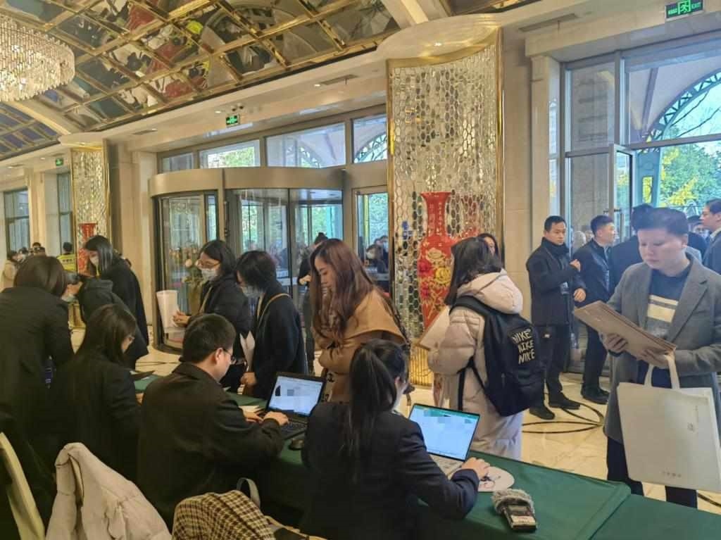 12月12日，第十批國(guó)家組織藥品集中帶量采購(gòu)現(xiàn)場(chǎng)。新華社記者龔雯 攝