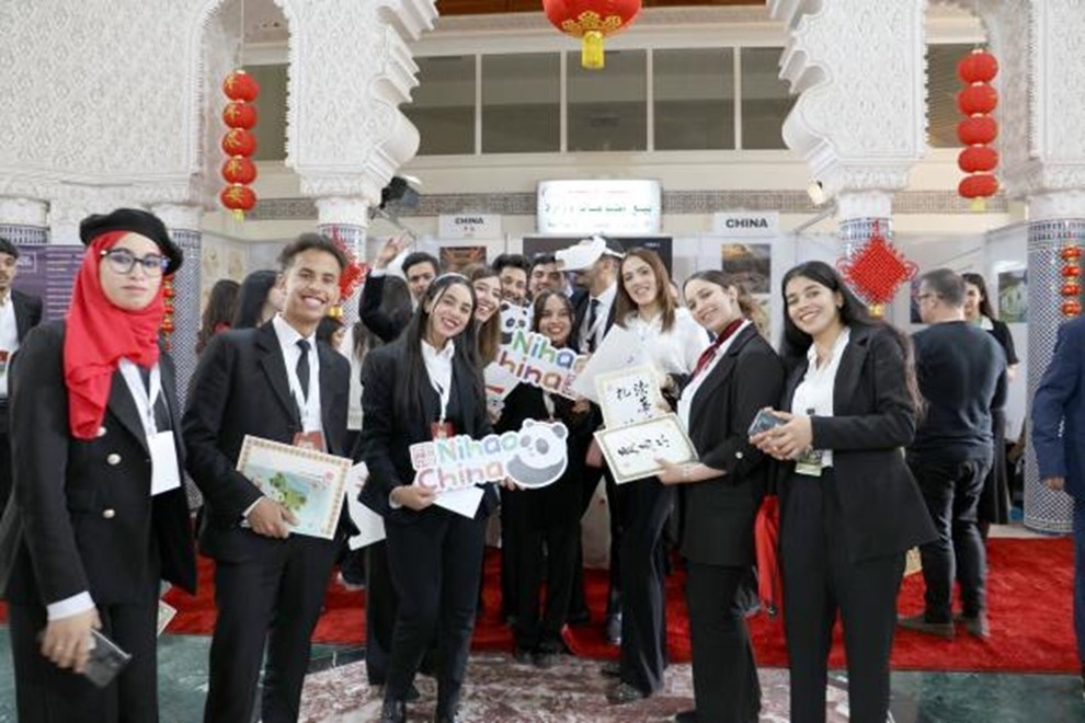 當地民眾手持“你好！中國”手牌合影。拉巴特中國文化中心供圖