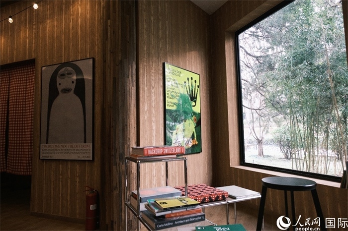 小木屋室內(nèi)一角體現(xiàn)出時(shí)尚簡約的瑞士元素。人民網(wǎng) 實(shí)習(xí)生黃睿攝