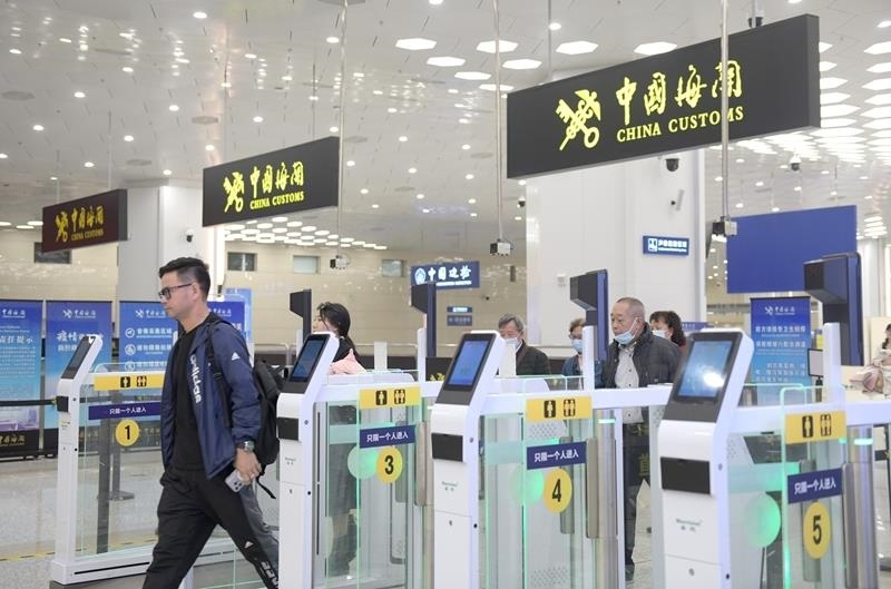 △2024年2月29日，旅客從橫琴口岸過關(guān)。