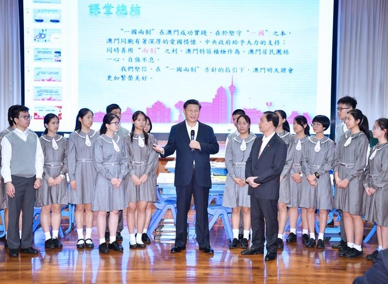 △2019年12月19日，在濠江中學(xué)附屬英才學(xué)校觀摩以“‘一國兩制’與澳門”為題的中國歷史公開課后，習(xí)近平主席走到學(xué)生中間即席發(fā)表重要講話。