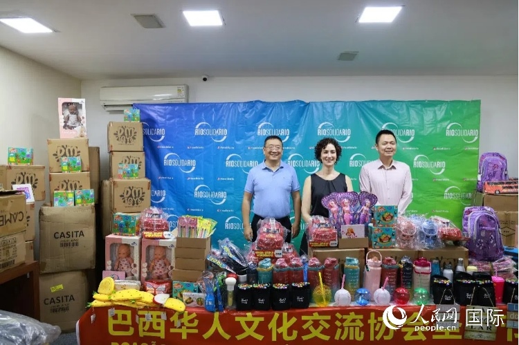 中國(guó)駐里約熱內(nèi)盧總領(lǐng)館副總領(lǐng)事王尉育（右）、里約慈善協(xié)會(huì)主席保拉·菲格雷多（中）、巴西華人文化交流協(xié)會(huì)主席上官建峰（左）出席捐贈(zèng)活動(dòng)并致辭。人民網(wǎng)記者 陳海琪攝