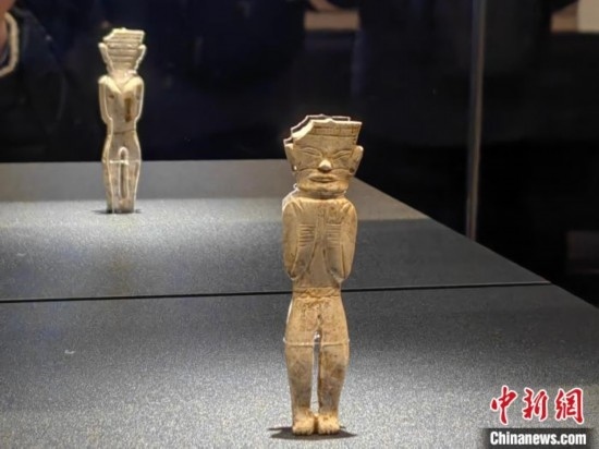12月14日，“文明先鋒—凌家灘文化玉器展”在故宮博物院文華殿開幕。圖為展覽現(xiàn)場的立姿玉人。 中新社記者 應(yīng)妮 攝