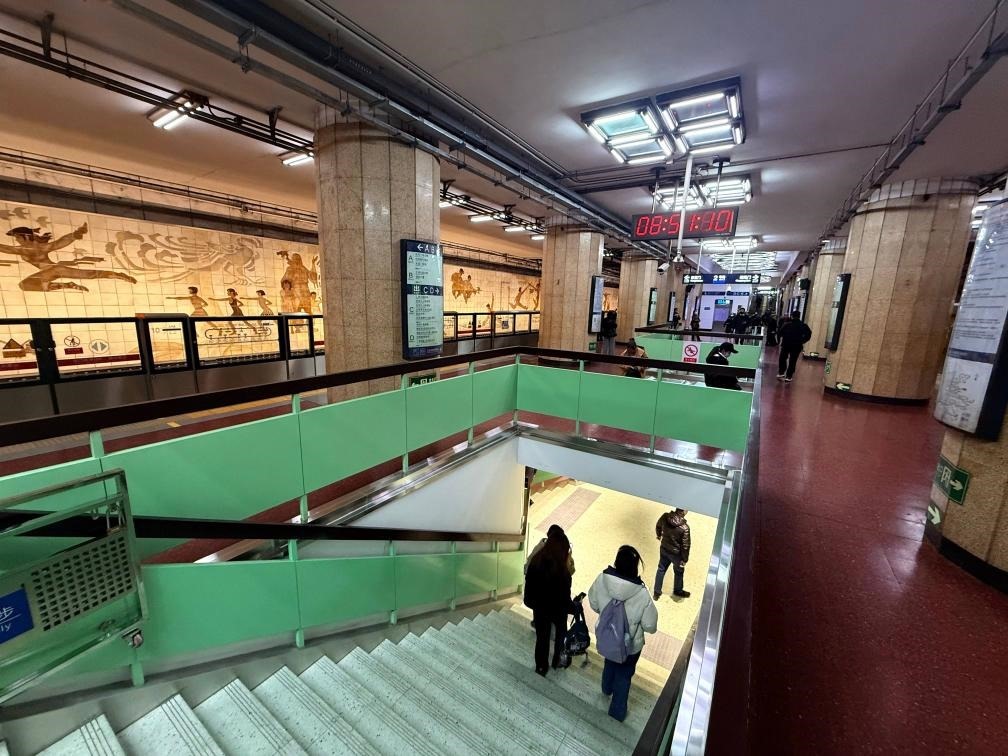 乘客從北京地鐵2號(hào)線東四十條站走“站中站”換乘地鐵3號(hào)線。新華社記者張驍 攝