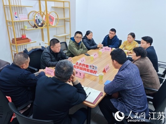 “紅興會客廳”，一場助企紓困協(xié)調(diào)會正在進(jìn)行。人民網(wǎng) 徐晨曦攝