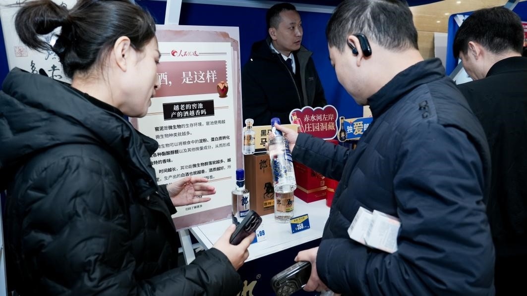 白酒展位負(fù)責(zé)人在為嘉賓介紹。張新攝