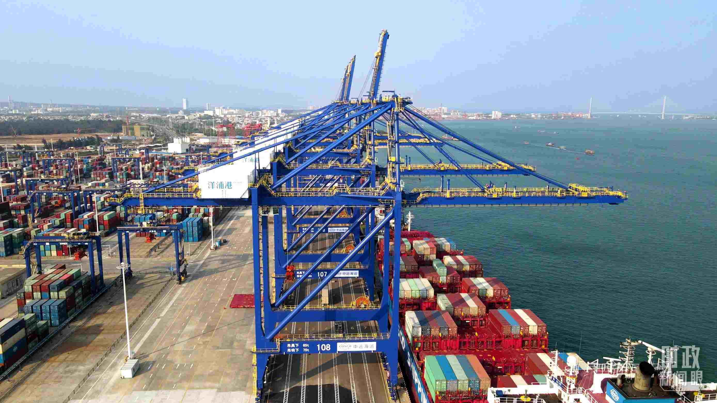 海南洋浦國際集裝箱碼頭小鏟灘港區(qū)。（總臺央視記者彭漢明拍攝）