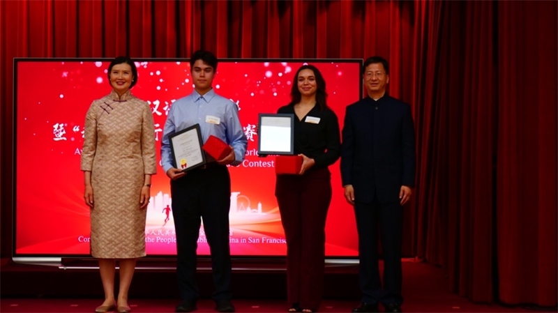 駐舊金山總領(lǐng)事張建敏及其夫人鄭心為選手頒獎。李鑫江攝