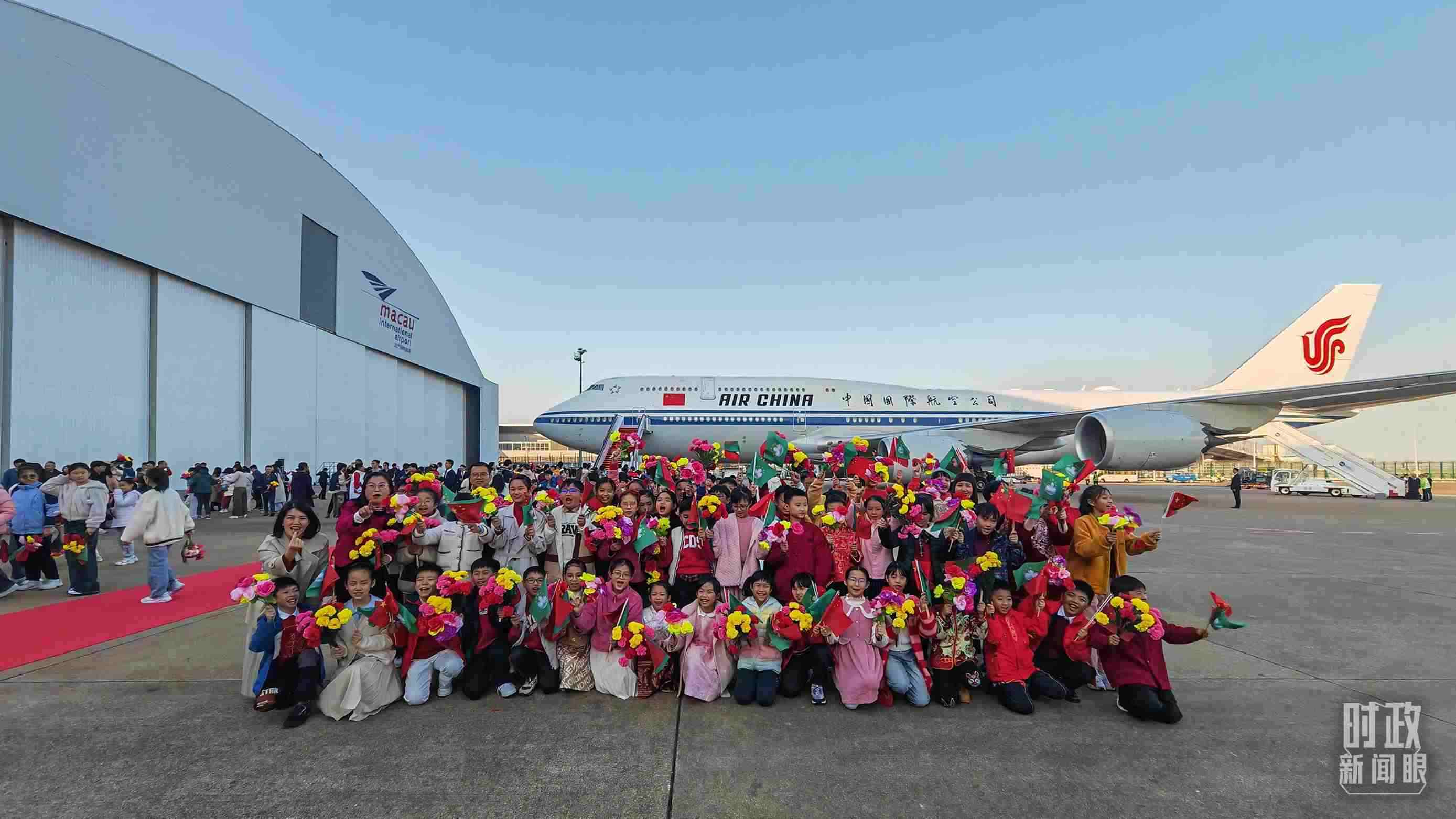 △歡迎儀式后，歡迎人群合影留念。（總臺(tái)央視記者劉琦拍攝）