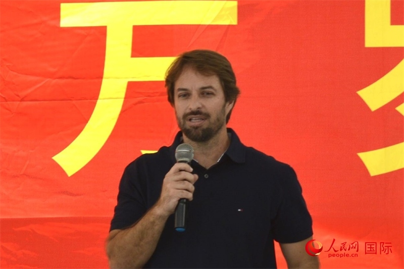 里約州環(huán)境與可持續(xù)發(fā)展廳副廳長(zhǎng)費(fèi)利佩·克魯奇克在捐贈(zèng)活動(dòng)上致辭。人民網(wǎng)記者 陳海琪攝