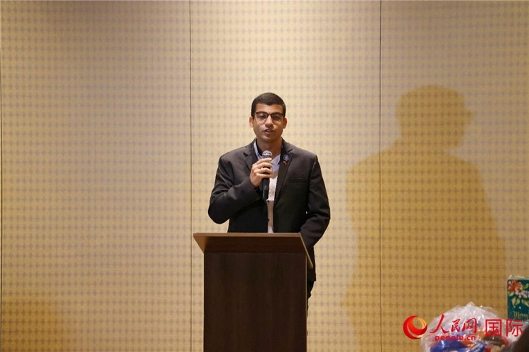 里約市政府代表、國際關(guān)系顧問菲利普在捐贈活動上致辭。人民網(wǎng)記者 陳海琪攝