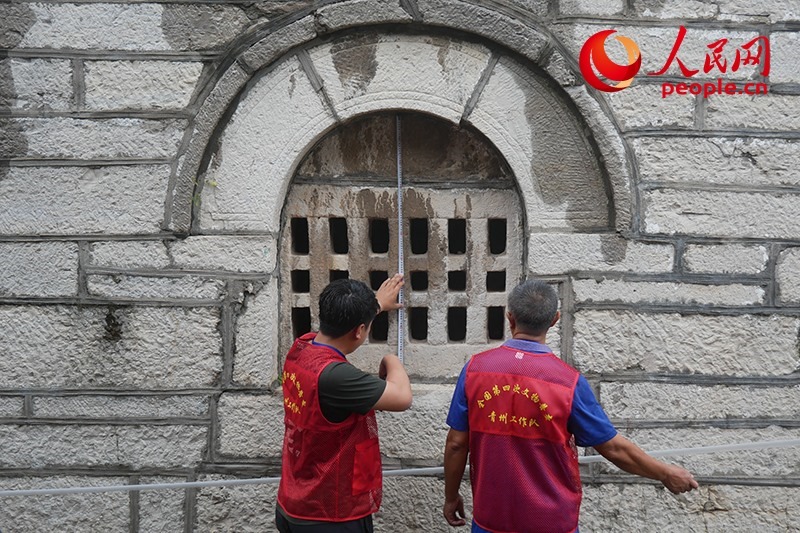 9月14日，山東青州，文物普查隊員正在實地調(diào)查。人民網(wǎng)記者 韋衍行攝