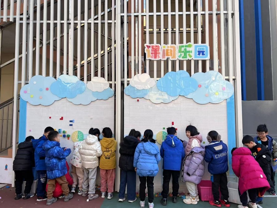 學(xué)生們在課間樂園玩拼圖。人民網(wǎng) 白炅攝