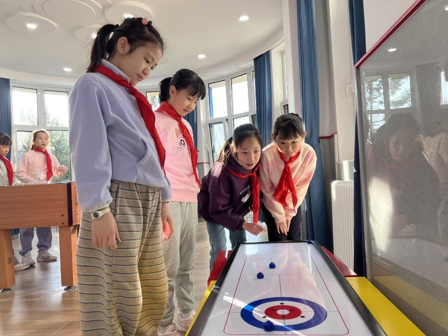 學(xué)生們在少先隊(duì)大廳進(jìn)行課間活動。人民網(wǎng) 白炅攝