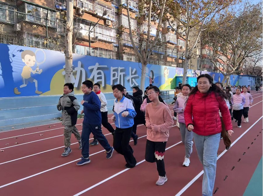 學(xué)生們在班主任陪同下跑步。人民網(wǎng) 白炅攝