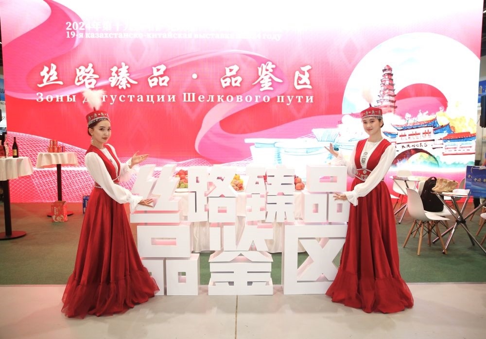 2024年8月23日，在哈薩克斯坦阿斯塔納，身著民族服飾的工作人員在第十九屆哈薩克斯坦—中國商品展覽會上歡迎觀展民眾。新華社發(fā)（奧斯帕諾夫攝）