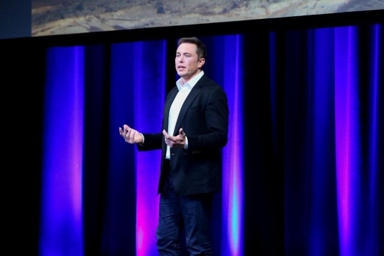  2017年9月29日，在澳大利亞阿德萊德，美國企業(yè)家埃隆·馬斯克在第68屆國際宇航大會閉幕式前做主旨演講。新華社發(fā)（閆寒?dāng)z）