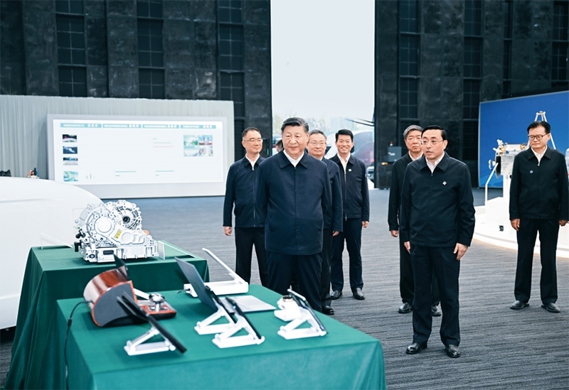 2024年10月17日至18日，中共中央總書記、國(guó)家主席、中央軍委主席習(xí)近平在安徽考察。這是17日下午，習(xí)近平在合肥濱湖科學(xué)城察看安徽省重大科技創(chuàng)新成果集中展示。 新華社記者 謝環(huán)馳/攝