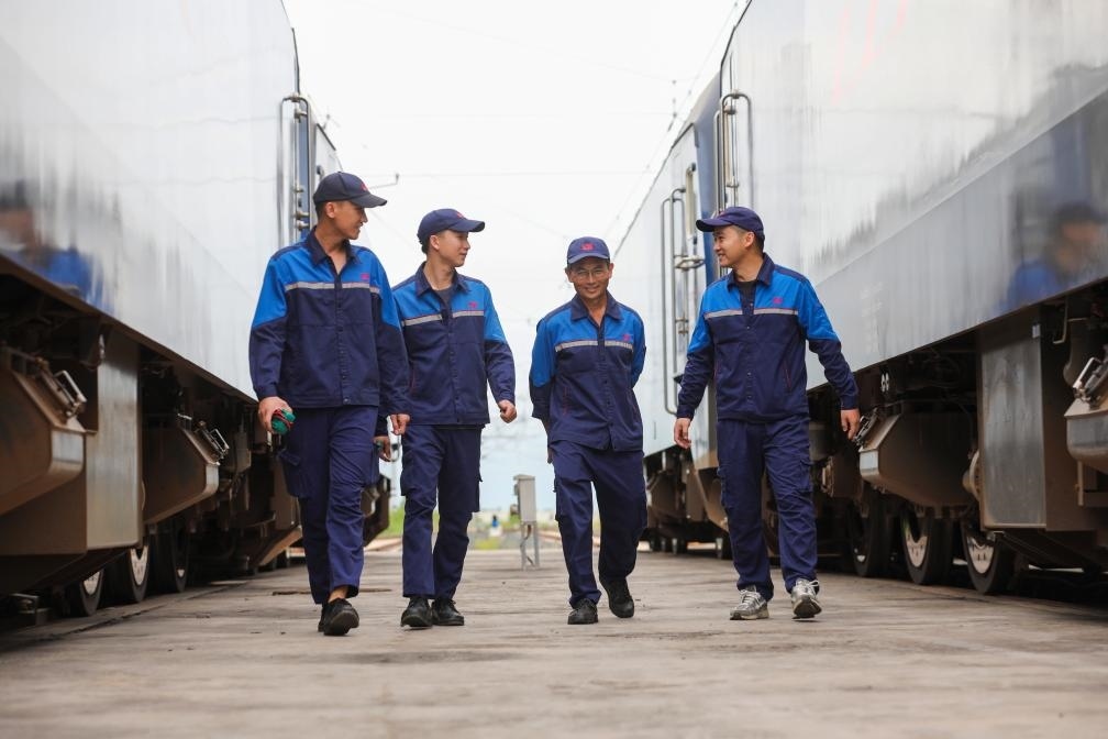 2024年9月9日，來自中國、老撾的師徒4人在中老鐵路萬象運營管理中心的機車檢修庫內(nèi)。新華社發(fā)（楊永全攝）