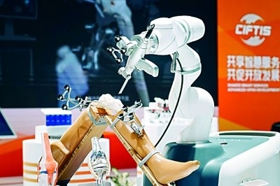 2024年中國國際服務(wù)貿(mào)易交易會上展出的人工智能骨科手術(shù)機器人。新華社發(fā)
