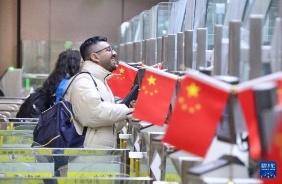 1月2日，國(guó)外旅客通過(guò)大興機(jī)場(chǎng)邊檢站入境。新華社記者 李欣 攝