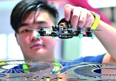 在首屆晉江科技成果轉(zhuǎn)化對(duì)接洽談會(huì)智能裝備展位，工作人員在展示無人機(jī)研究成果。新華社發(fā)