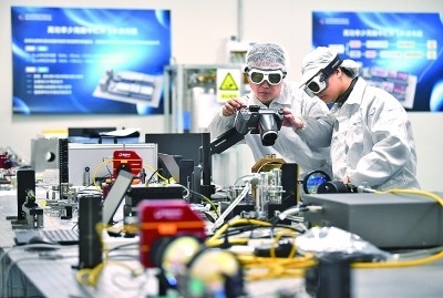 科研人員在中國科學(xué)院西安光學(xué)精密機(jī)械研究所阿秒科學(xué)與技術(shù)研究中心做實(shí)驗(yàn)。新華社發(fā)