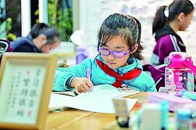 在河南洛陽市澗西區(qū)長安路街道長安路二社區(qū)共享自習(xí)室內(nèi)，孩子們在學(xué)習(xí)。李衛(wèi)超攝/光明圖片