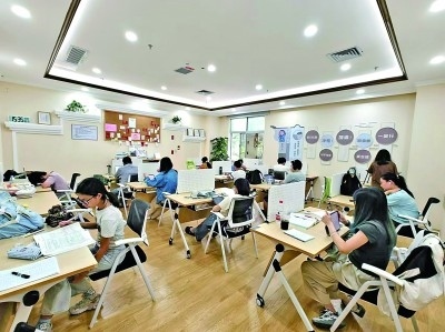 廣東深圳市龍崗區(qū)黨群服務(wù)中心開設(shè)的共享自習(xí)室一景。受訪者供圖