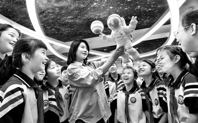 河北省邯鄲市邯山區(qū)實驗小學(xué)老師向?qū)W生們介紹航空航天知識。郝群英攝/光明圖片