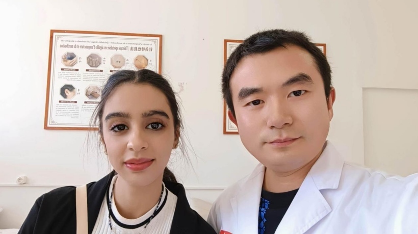 康復(fù)后的阿斯瑪與中國醫(yī)生梁敏。中國援阿爾及利亞醫(yī)療隊(duì)供圖