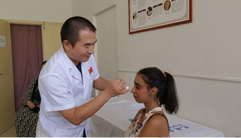 中國醫(yī)生為患者針灸治療。中國援阿爾及利亞醫(yī)療隊(duì)供圖