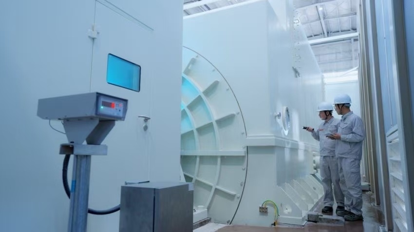 工作人員檢查300兆瓦壓氣儲(chǔ)能示范工程發(fā)電機(jī)。受訪者供圖