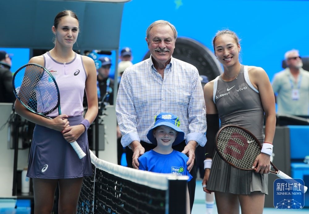 ↑鄭欽文（右）、托多尼（左）在比賽前與澳大利亞網(wǎng)球名將約翰·紐康姆合影。新華社記者 馬平 攝