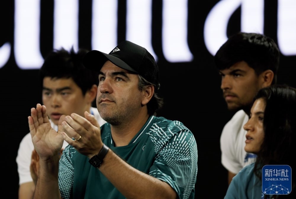 ↑鄭欽文的教練丹特·博蒂尼（中）在場邊觀賽。新華社記者 馬平 攝