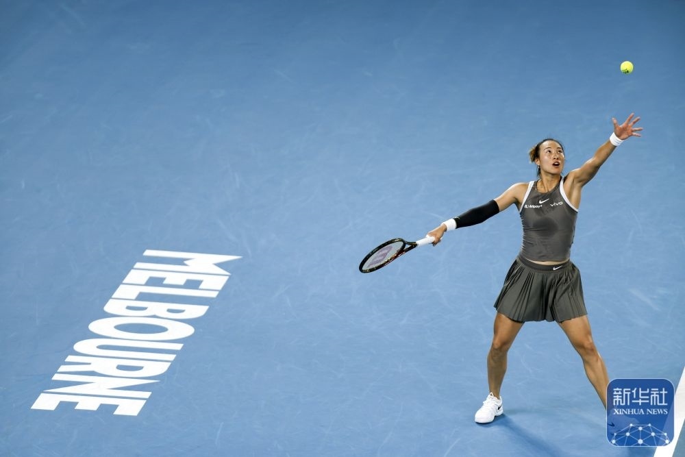 ↑鄭欽文在比賽中發(fā)球。新華社記者 馬平 攝