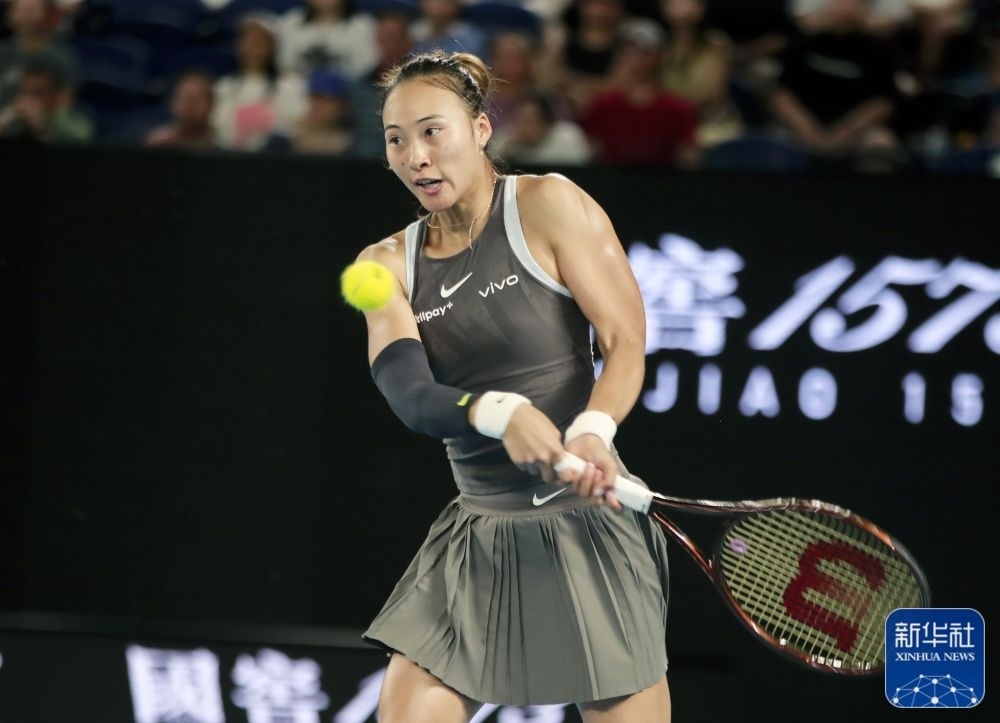 ↑鄭欽文在比賽中回球。新華社記者 馬平 攝